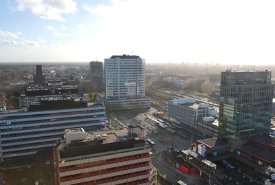 804808 Overzicht van het zuidelijke deel van het Stationsplein te Utrecht, vanaf de woonflat Radboudveste aan de ...